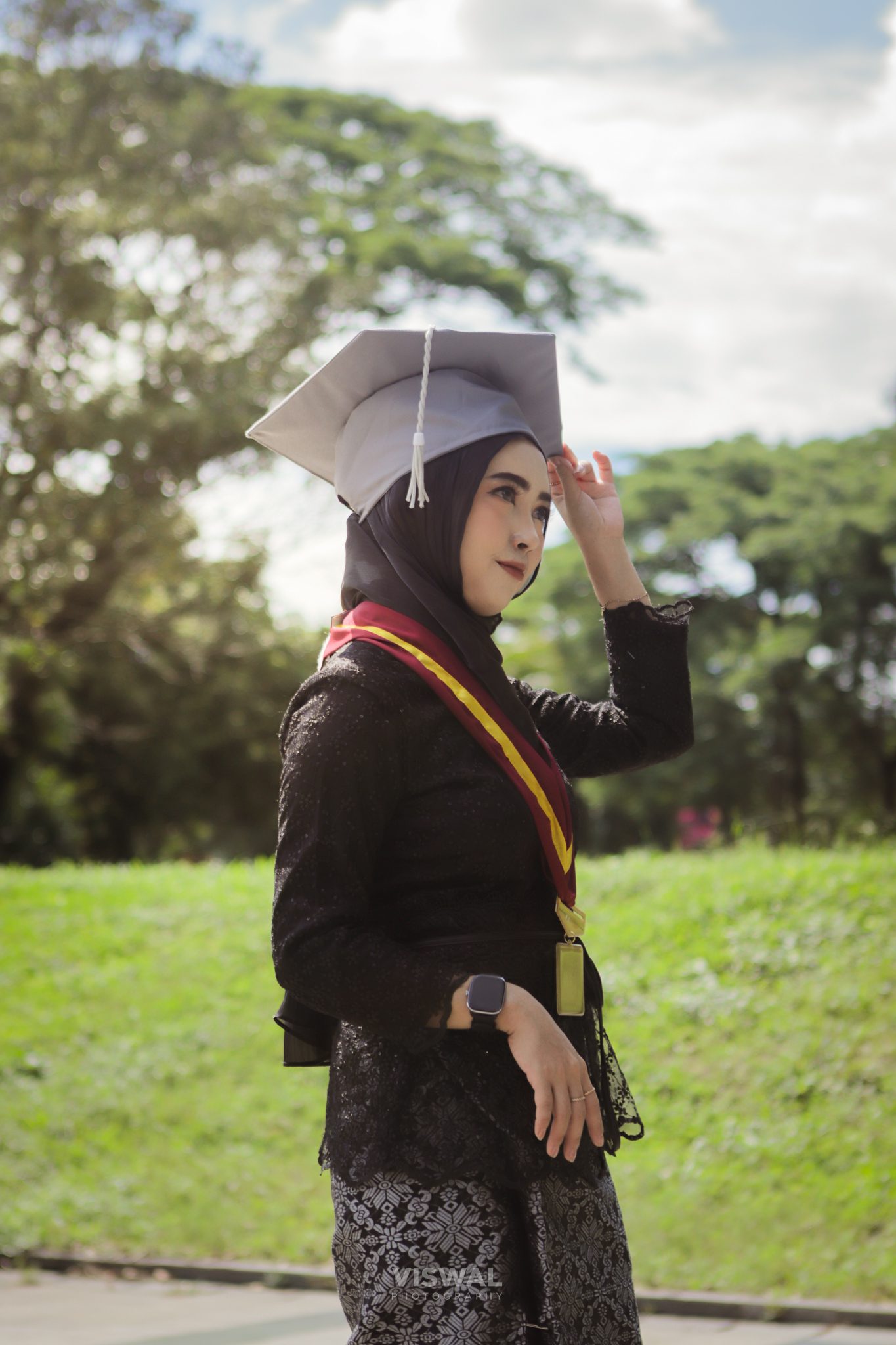 Potret wisudawan memegang buket bunga